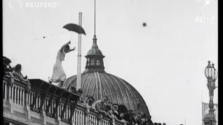 Australian diving champions practice off the Princes Bridge in Melbourne (1936)