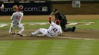 Votto scores on a wild pitch