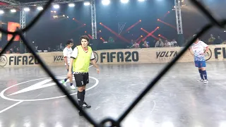 Paluten spielt Fußball.