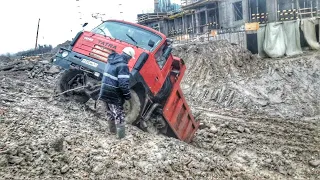 Татра 815 скатилась в котлован. TATRA.