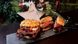 Weihnachtlicher Burger mit Blaukrautsalat und einer Whisky-Orangen-BBQ-Sauce