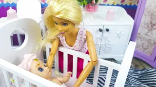 Barbie's mom takes care of her baby! बार्बी की माँ अपने बच्चे की देखभाल करती है!