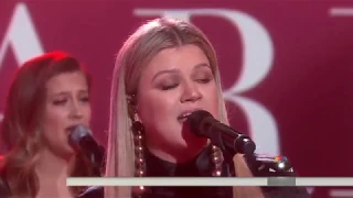 See Kelly Clarkson perform ‘I Don’t Think About You’ live