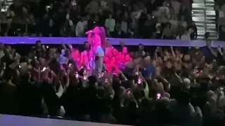 Get well soon w/note changes live Sweetener tour