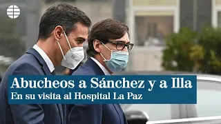 Abucheos a Sánchez y a Illa en su visita al Hospital La Paz de Madrid