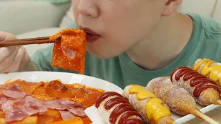 베이컨 떡볶이에 핫도그란.. How about bacon tteokbokki and corn dogs?Mukbang