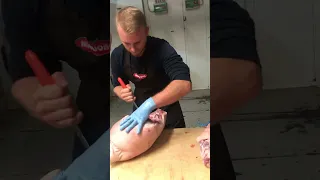 Как правильно разделать свиной окорок за 1 мин.Техника из Сицилии.