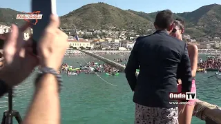 Mi vuoi sposare? Proposta in pubblico durante la 'ntinna a mare a Cefalù