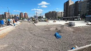 Укладка тротуарной плитки у станции метро "Проспект Большевиков". Август 2021.