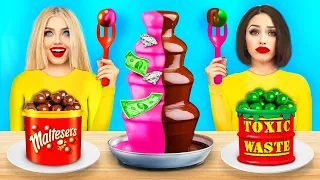 DESAFÍO DE FONDUE DE CHOCOLATE | Guerra de comida extrema rica vs pobre de RATATA COOL