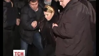 Тимошенко зі сльозами на очах вклонилась барикадам на Грушевського