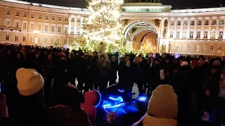 Алиса - "Всё это рок-н-ролл" на Дворцовой площади исполняет уличный музыкант Николай Музалев...