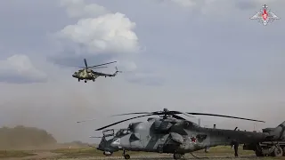 Экипажи вертолетов Ми-35 армейской авиации ЗВО продолжают выполнять задачи