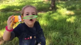 ОГРОМНЫЕ мыльные пузыри.  Детские игры.  Лиза надувает мыльные пузыри. Видео для детей.