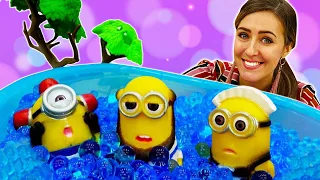 ¡Los Minions en la Guarderia infantil! Juegos en la piscina. Videos de juguetes de  Despicable Me