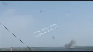 26 08 22 Херсон, Антоновский мост все видео, прямое попадание HIMARS, взрывы и горит мост