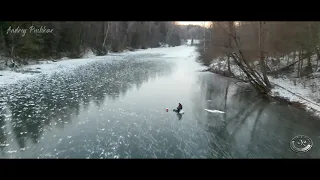 Полёт дрона над замёрзшей рекой. Drone flight over a frozen river