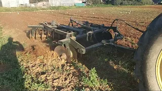 Preparación del terreno con gradas de discos