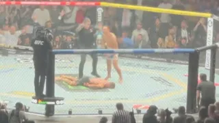 Max Holloway SECONDS after KNOCKING out Justin Gaethje with Buzzer Beater PUNCH | UFC 300