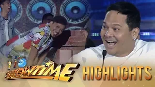 It's Showtime PUROKatatawanan: Jhong dances "Otso-otso" after breaking Bayani's joke