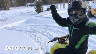 Max skottar snö, kör fyrhjuling i snö, fixar i rummet & gör koja