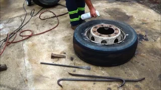 Changing A 19.5 Truck Tire
