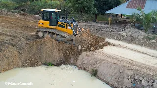 New Model Shantui DH17C3 & Special Technique Operator Bulldozer Pushing Dirt Dump Truck Unloading