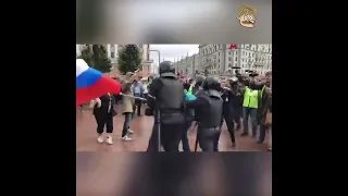 Задержание за флаг России