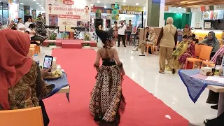 perform Aqeyla fashion show tema batik glamour di yogya mall pekalongan