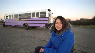 Wohnmobil 2022: Sandra (33) verunglückt beim Fallschirmspringen schwer - und baut sich ihren Camper