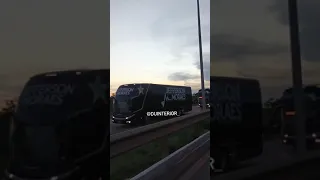 Ônibus de artistas sertanejos participam de cortejo de Marília Mendonça 🖤