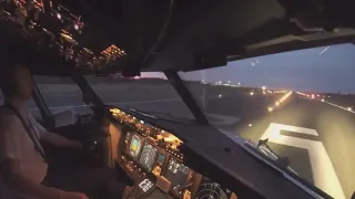 2 Вид из кабины пилота самолета  ночной взлет / View from the cockpit of the Moscow night airplane