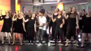 Pharrell Williams - Happy Live