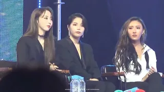 mamamoo’s solar's reaction to taehyung passing by