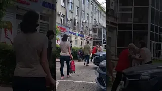 Две бабушки в Воронеже подрались за бесплатную шляпу и попали на видео