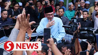 Anwar performs Friday prayers at Kg Sungai Merab mosque