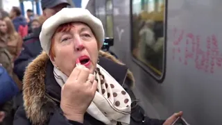 Пенсионерка целует вагон на вокзале Севастополя