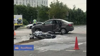 Мотоциклист разбился о Ладу на перекрестке в Москве