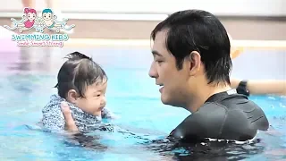 💙🎀 เชิญชมคุณพ่อหนุ่ม ศรราม และคุณแม่ติ๊ก พาลูกสาว "น้องวีจิ" มาเรียนว่ายน้ำที่ สวิมมิ่ง คิดส์
