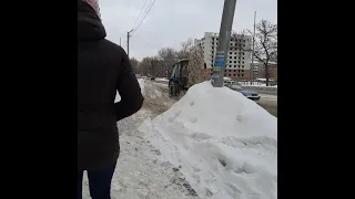 Снегоуборщик трактор 🚜🚜🚜 убирает снег ❄❄❄ с дороги.Саратов.Заводской район.