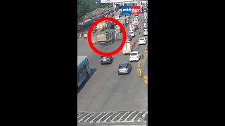 Watch: Dumper Truck Crashes Into Nine Vehicles In Navi Mumbai |  #shorts