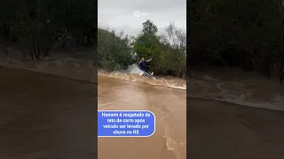 Homem é resgatado de teto de carro após veículo ser levado por chuva no RS