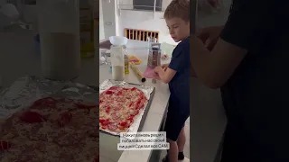 Никита Лазарев вновь решил побаловать свою семью самодельной пиццей!🍕👍