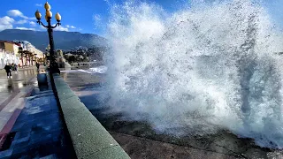 A POWERFUL STORM in the CRIMEA. GIANT WAVES cover PEOPLE. Tourists DID NOT EXPECT THIS.