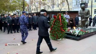 Глава Дагестана и министр МВД республики почтили память погибших при исполнении служебного долга