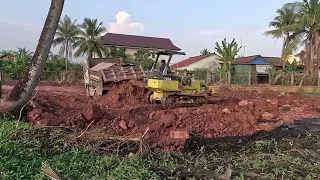 The mini bulldozer rescue the dump truck in the muddy stuck!