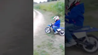 4-jähriger fährt mit Yamaha PW50