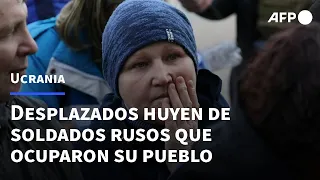 Desplazados ucranianos huyen de soldados rusos que ocuparon su pueblo | AFP