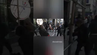 Мирные дневные протесты в память о Джордже Флойде в центре Нью-Йорка переросли в массовые грабежи.