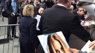 scarlett johansson signing autographs at the avengers premiere 4 11 12